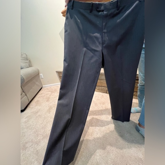 Michael Kors Suit. Gray color jacket size 46 pants size 36 by 32 lenght. - Picture 8 of 9